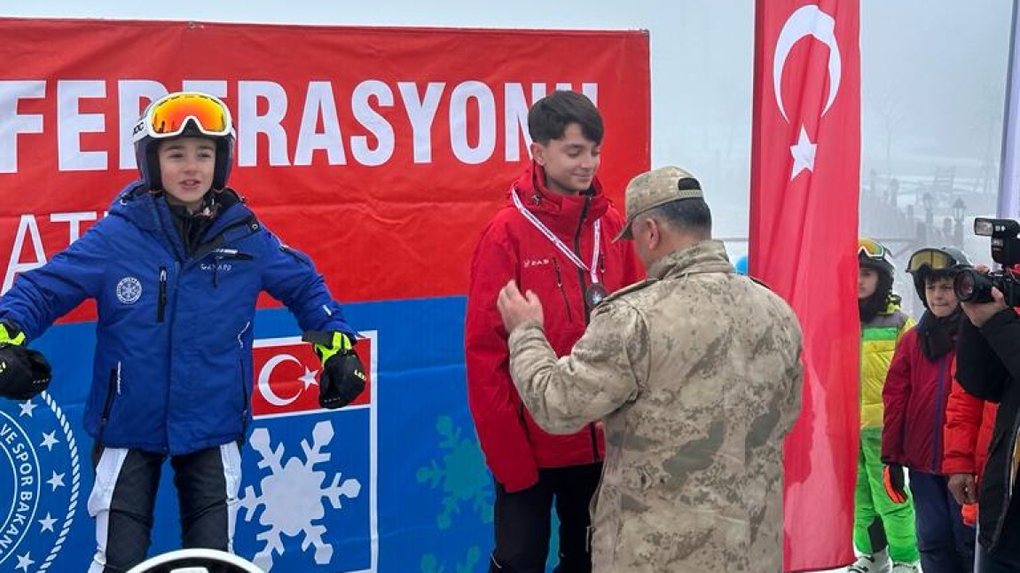 Okulumuz Öğrencilerinden Şenol DEMİRTAŞ Alp Disiplini Eleme Yarışmalarında 3. olarak Türkiye Şampiyonalarına katılmaya hak kazanmıştır kendisini tebrik ediyoruz...