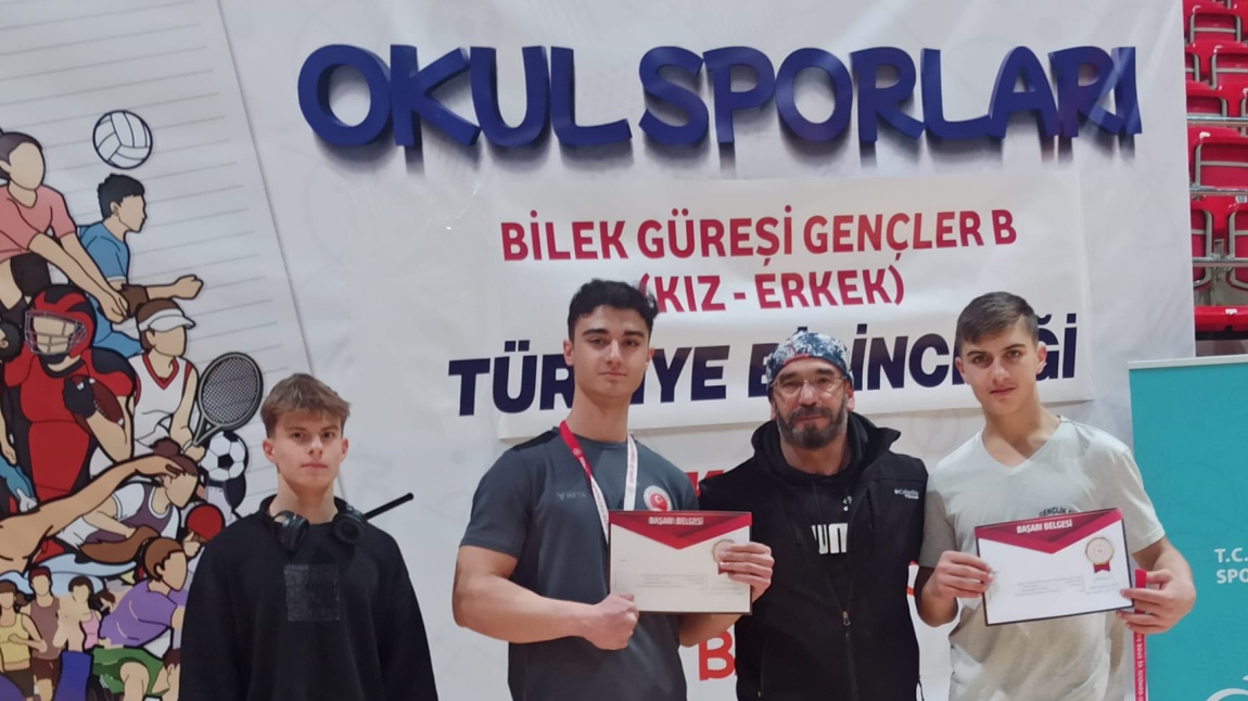 Okulumuz Öğrencilerinden Melih Mükerrem SELÇUK Bilek Güreşi Gençler kategorisinde Türkiye 3.'sü oldu kendisini tebrik ediyoruz...
