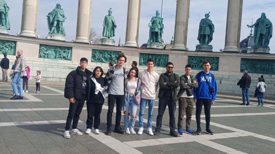 Macaristan Multifly pilot okulunda stajda bulunan öğrencilerimiz bu hafta sonu Budapeşte de kültürel aktiviteler dahilinde Kahramanlar Meydanı, Parlamento Binası, Opera ve Aziz Stefan Bazilikasina gezi yapmışlardır